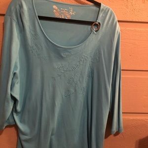 Turquoise top 3/4 length sleeves.